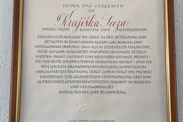 Saznajte više o nagradi Sjever-Jug dodijeljenoj organizaciji Krajiška Suza iz Sanskog Mosta za projekt njege starih i osnaživanja žena.