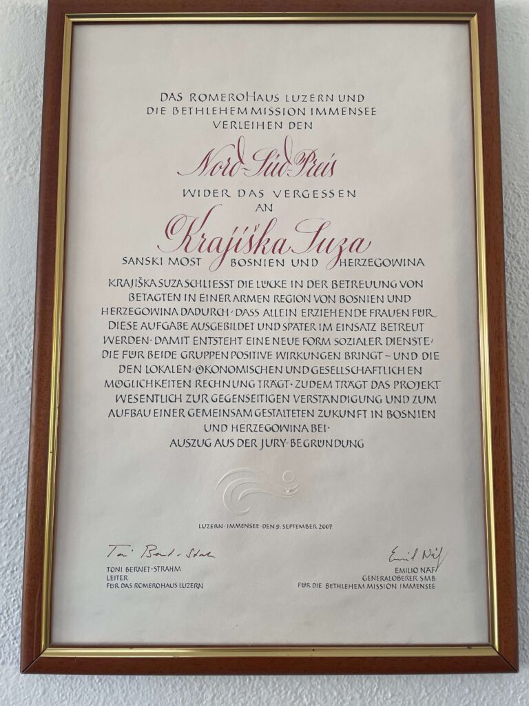 Saznajte više o nagradi Sjever-Jug dodijeljenoj organizaciji Krajiška Suza iz Sanskog Mosta za projekt njege starih i osnaživanja žena.